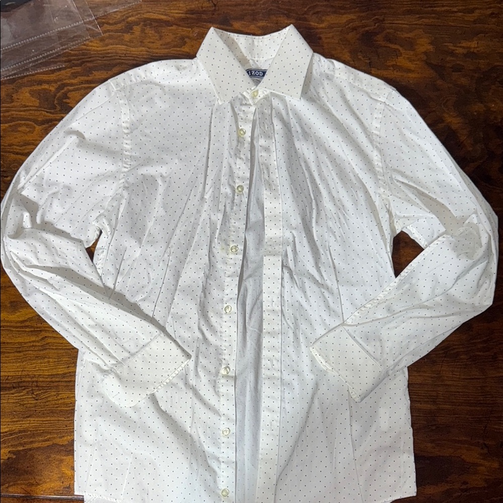 Classic White Dress Shirt with Long Sleeves and Pointed Collar